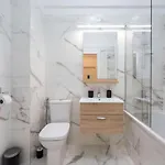 Bonita - Chic Urban Retreat With Private Balcony 아파트 부쿠레슈티
