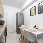 Bonita - Chic Urban Retreat With Private Balcony 아파트