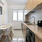 Bonita - Chic Urban Retreat With Private Balcony 아파트 부쿠레슈티