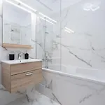 Bonita - Chic Urban Retreat With Private Balcony * 부쿠레슈티