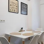 아파트 Bonita - Chic Urban Retreat With Private Balcony *