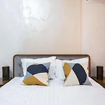 Bonita - Chic Urban Retreat With Private Balcony 아파트