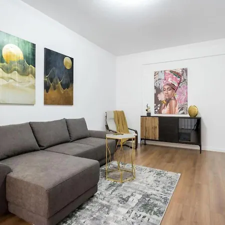 Bonita - Chic Urban Retreat With Private Balcony *