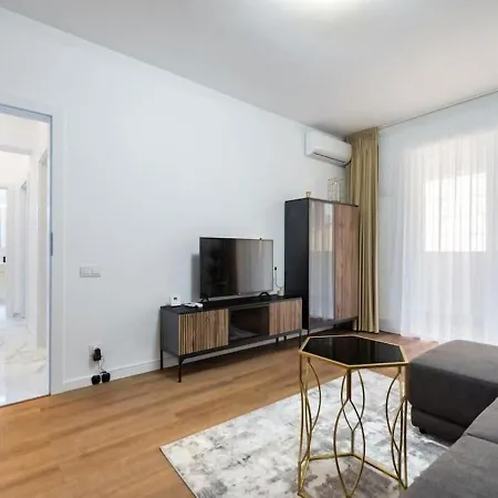 Bonita - Chic Urban Retreat With Private Balcony