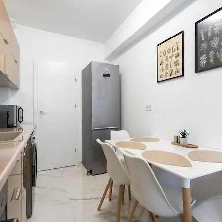 Bonita - Chic Urban Retreat With Private Balcony Appartement