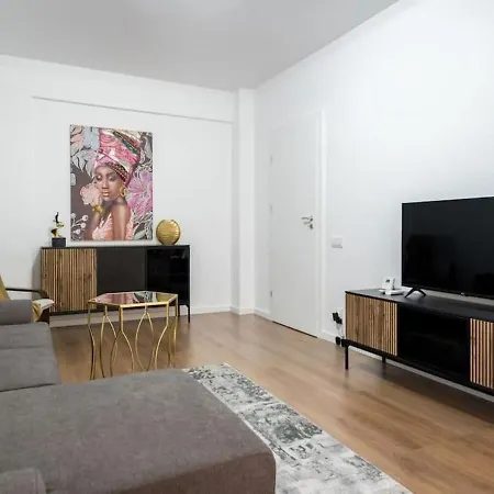 Apartman Bonita - Chic Urban Retreat With Private Balcony *