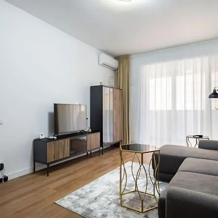 Bonita - Chic Urban Retreat With Private Balcony