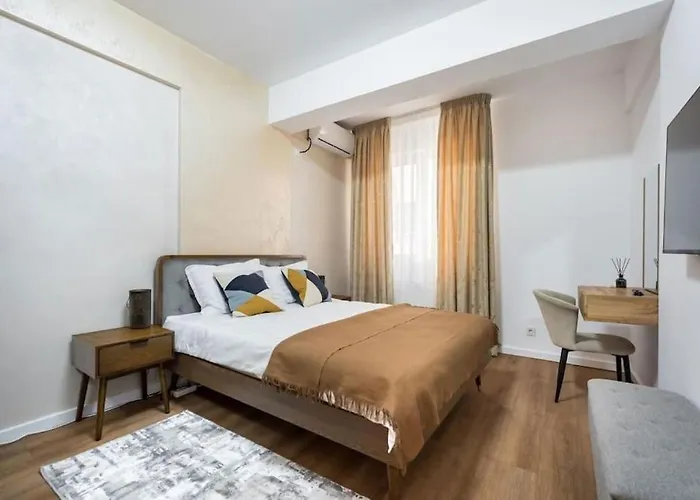 Bonita - Chic Urban Retreat With Private Balcony