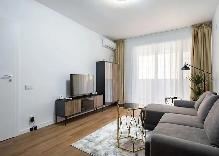 Bonita - Chic Urban Retreat With Private Balcony