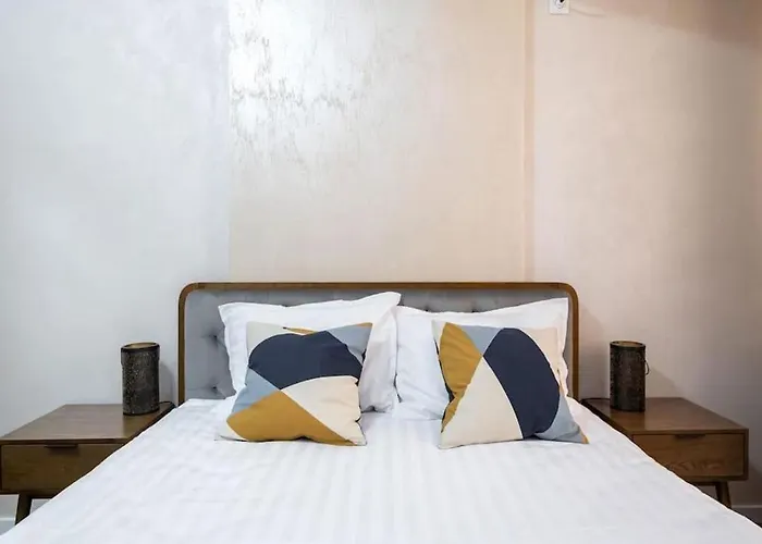 Bonita - Chic Urban Retreat With Private Balcony Apartman