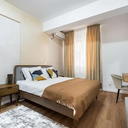 Bonita - Chic Urban Retreat With Private Balcony