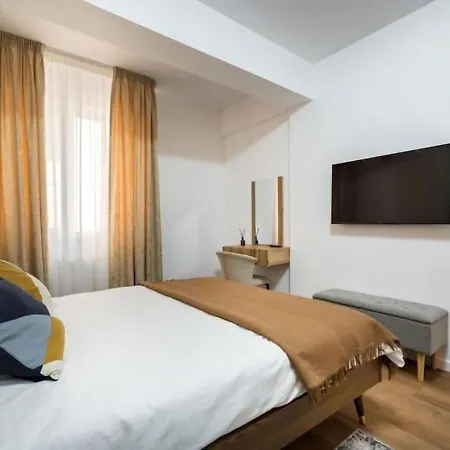 Apartment Bonita - Chic Urban Retreat With Private Balcony