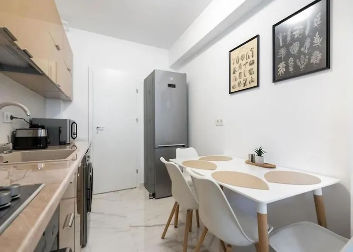 Bonita - Chic Urban Retreat With Private Balcony דירה