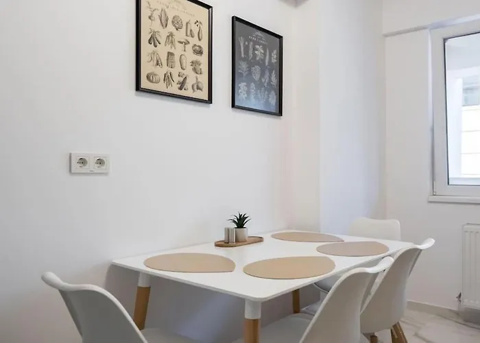 דירה Bonita - Chic Urban Retreat With Private Balcony *
